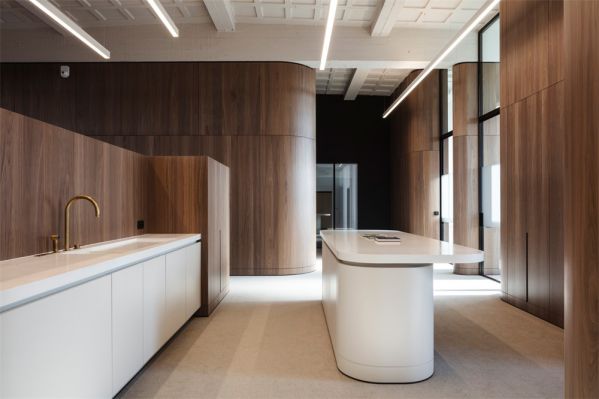 集團(tuán)總部辦公室設(shè)計(jì)展現(xiàn)的工業(yè)特色